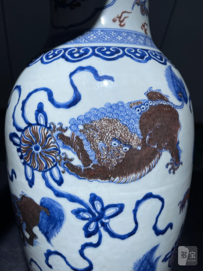 清乾隆 青花釉里红狮子绣球纹观音瓶 - 图10